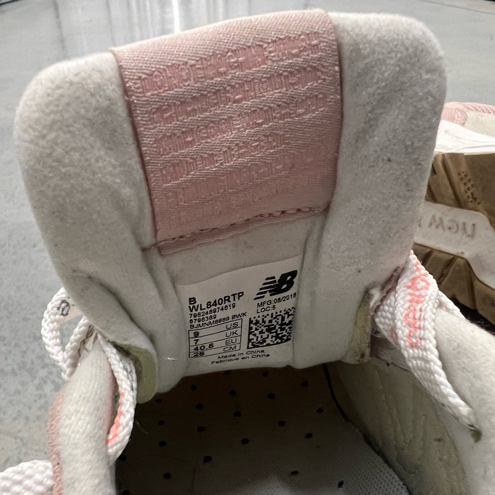Pink New Balance - Picture 2 of 4